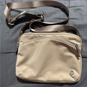 Lulu City Adventurer Crossbody Bag
2.5L